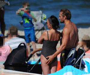 Katarzyna Glinka z rodziną na plaży w Kołobrzegu