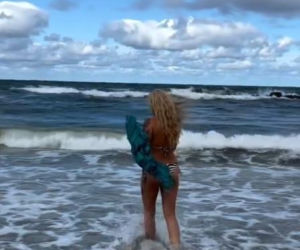 Szał na plaży nad Bałtykiem. Ewa z Sanatorium miłości zrzuciła ubrania. Co za figura w bikini!