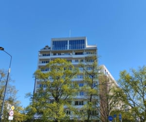 Penthouse'y dobudowane na szczycie bloku z epoki PRL