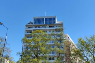 Penthouse'y dobudowane na szczycie bloku z epoki PRL