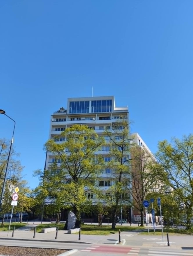 Penthouse'y dobudowane na szczycie bloku z epoki PRL
