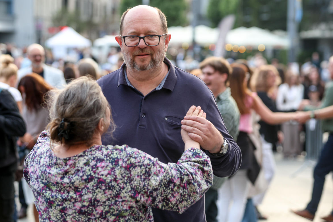 Potańcówka przed Teatrem Śląskim w Katowicach 