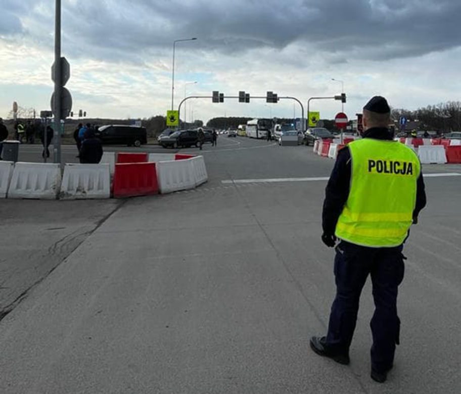 Na granicy w Korczowej na uchodźców czekają ludzie z całej Europy