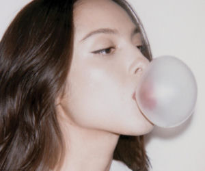 Olivia Rodrigo królową w Wersalu. Artystka wraca z singlem „drop dead”