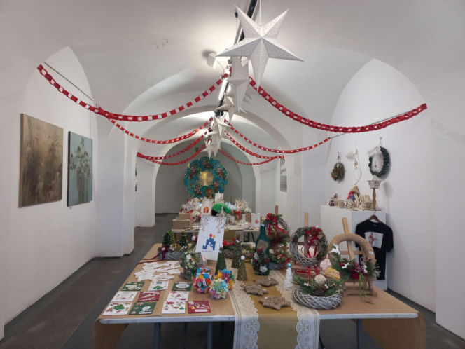 ​Z każdym dniem wybór jest coraz mniejszy. W Galerii MBWA w Lesznie trwa Kiermasz Świąteczny