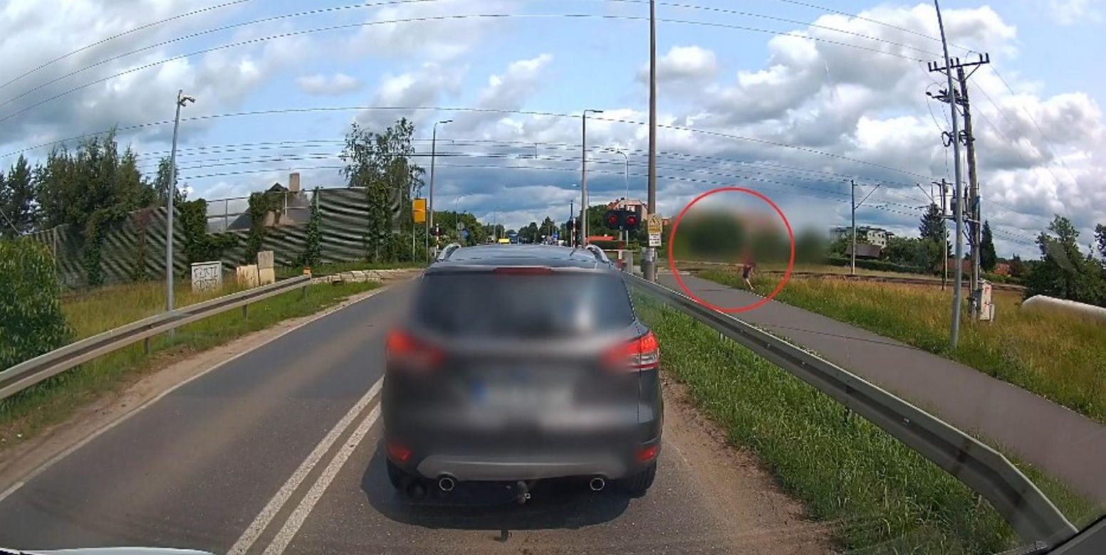Oława. 37-latek wszedł na przejazd mimo opuszczonych rogatek. Tak się tłumaczył [ZDJĘCIA].