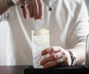 „Stacked water” z TikToka pod lupą. Ten trend może zmienić sposób, w jaki pijesz wodę