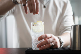 „Stacked water” z TikToka pod lupą. Ten trend może zmienić sposób, w jaki pijesz wodę