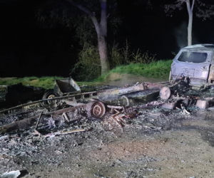 Pożar przyczepy kempingowej i samochodu w powiecie gostyńskim