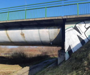 Stan zamkniętego mostu w Ostrowie był TRAGICZNY. Świadczą o tym zdjęcia