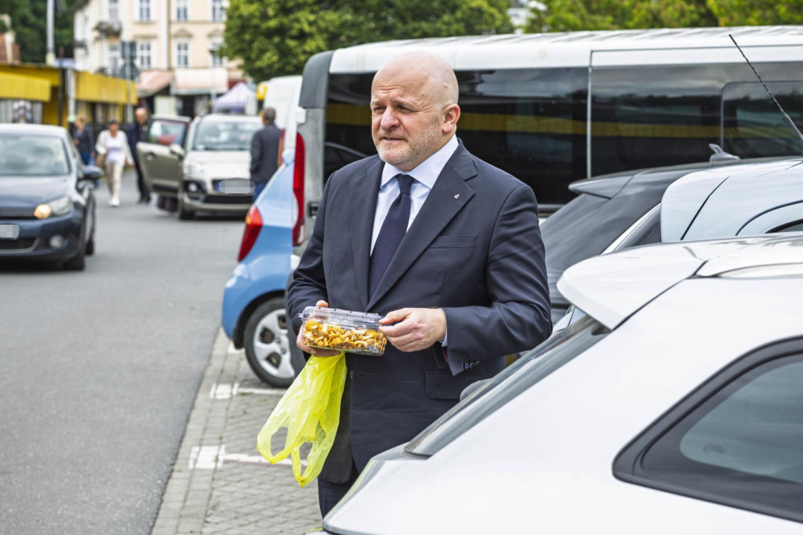 Paweł Kowal na targu