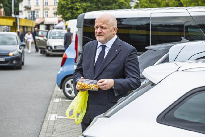Paweł Kowal na targu