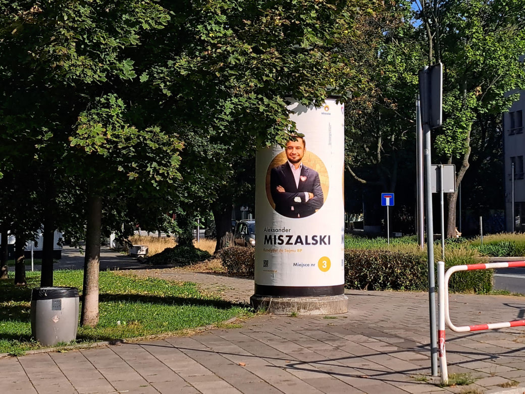 Plakaty wyborcze w Krakowie. Tak politycy promują się w przestrzeni miejskiej