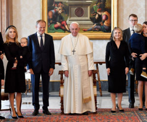Zabrał wnuczkę do papieża