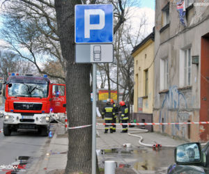 Pożar na ul. Wrocławskiej w Krakowie. Strażnicy miejscy wskoczyli w ogień ratować dwie osoby [GALERIA ZDJĘĆ]