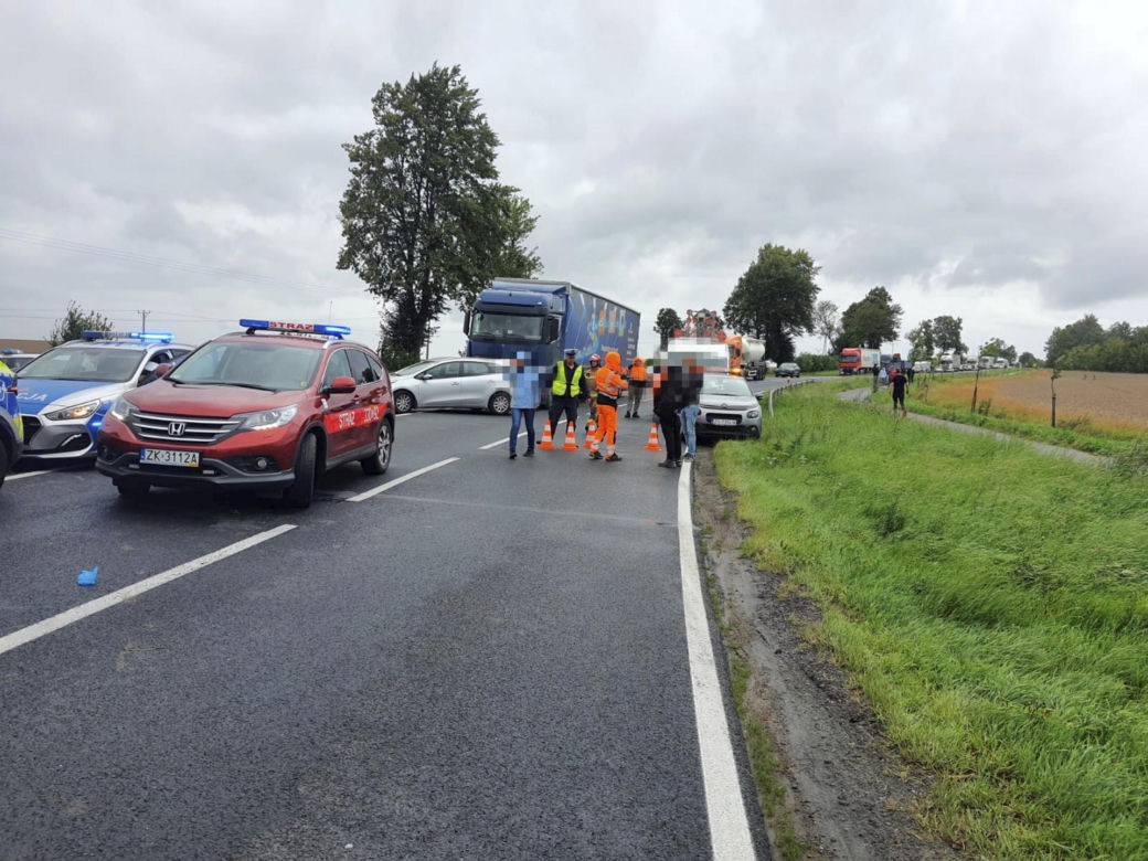 Smiertelny wypadek na trasie Bonin-Koszalin. Trzech nastolatkow z BMW zginelo w zderzeniu z tirem [ZDJECIA]
