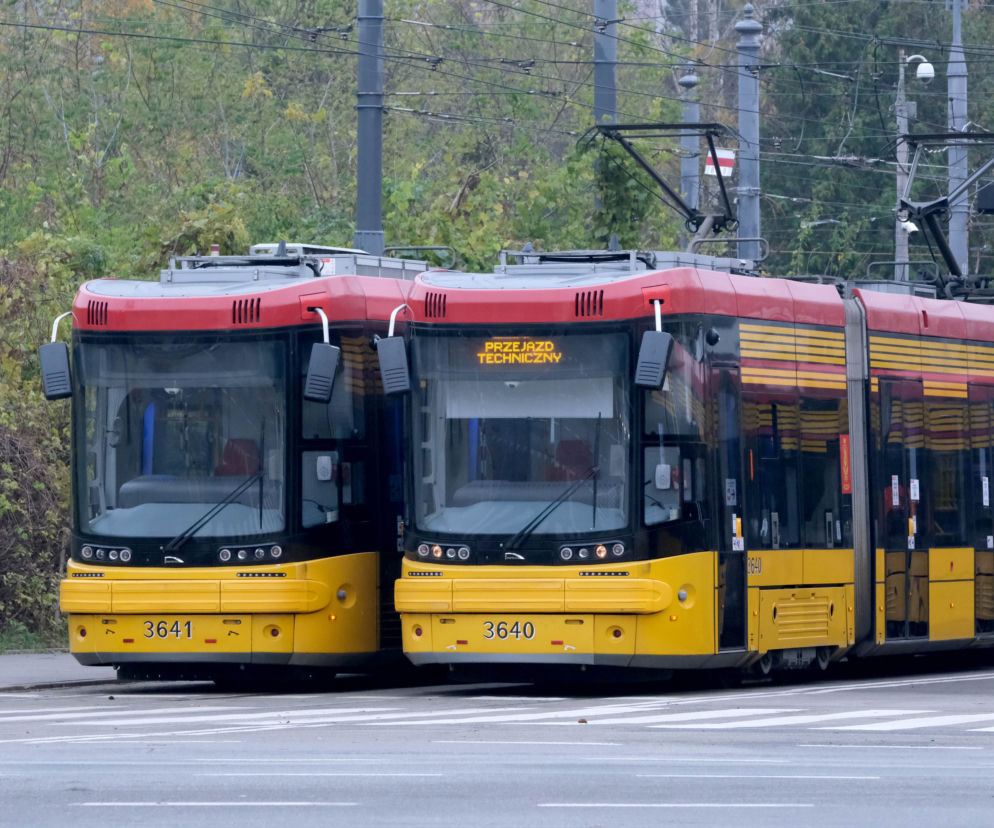 Tajemniczy przedmiot zatrzymał ruch tramwajowy w Warszawie. Utrudnienia dla pasażerów