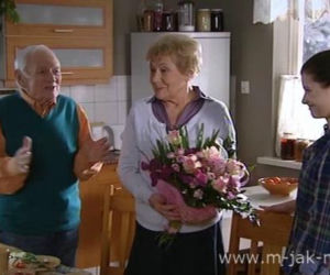 M jak MIŁOŚĆ, odc. 936. Lucjan Mostowiak (Witold Pyrkosz), Barbara Mostowiak (Teresa Lipowska) i Kasia Mularczyk (Agnieszka Sienkiewicz)