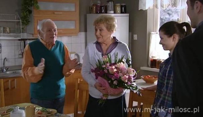 M jak MIŁOŚĆ, odc. 936. Lucjan Mostowiak (Witold Pyrkosz), Barbara Mostowiak (Teresa Lipowska) i Kasia Mularczyk (Agnieszka Sienkiewicz)