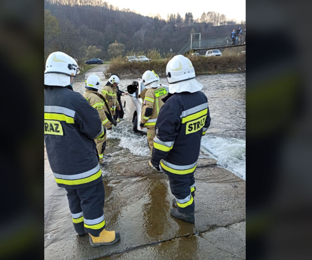 Myscowa na Podkarpaciu: Samochód zjechał do rzeki. W środku były dzieci