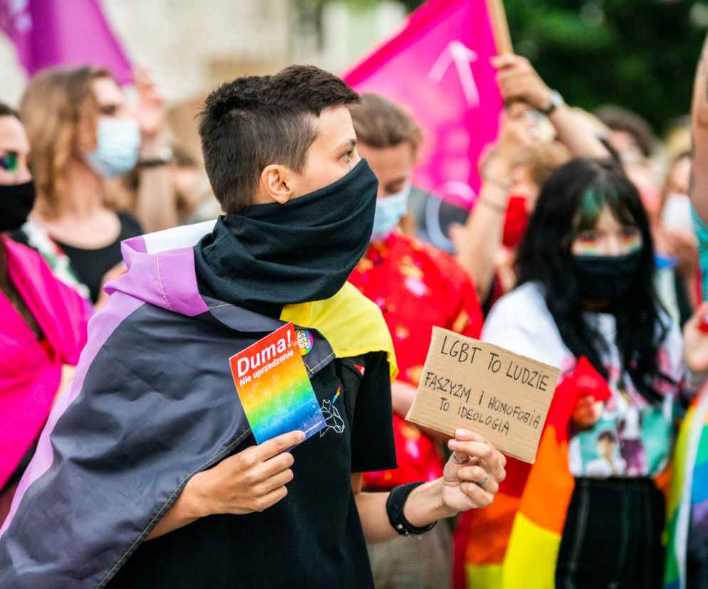 Demonstracja LGBT i narodowców na krakowskim Rynku