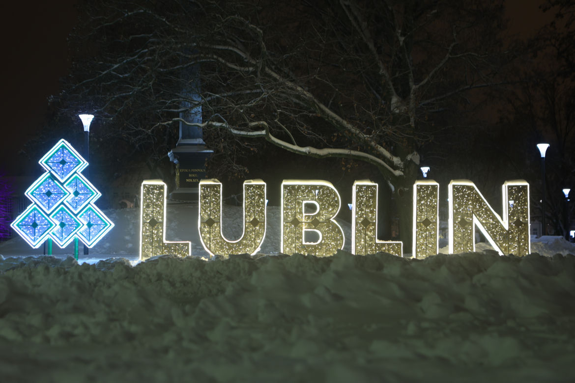 Śnieżny Lublin wieczorową porą