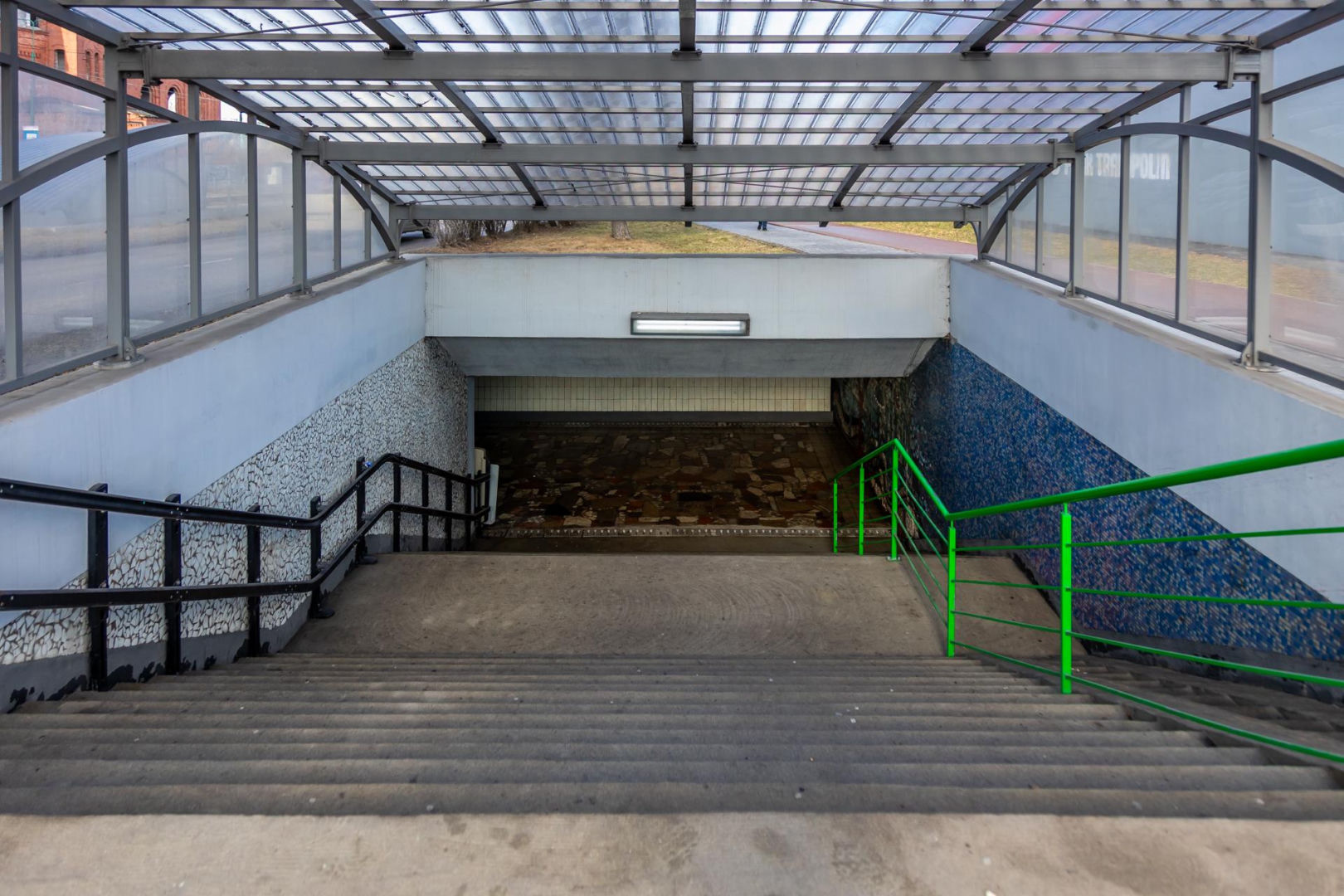 Przejście podziemne przy dawnej kopalni - mozaika z PRL