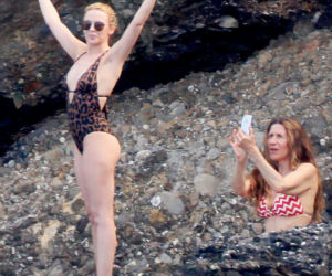 53-letnia oszałamiająca Kylie Minogue w nowym teledysku. Nosi mini i perukę!