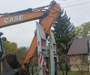 Wiózł koparkę i rwał linie energetyczne przez 10 kilometrów!