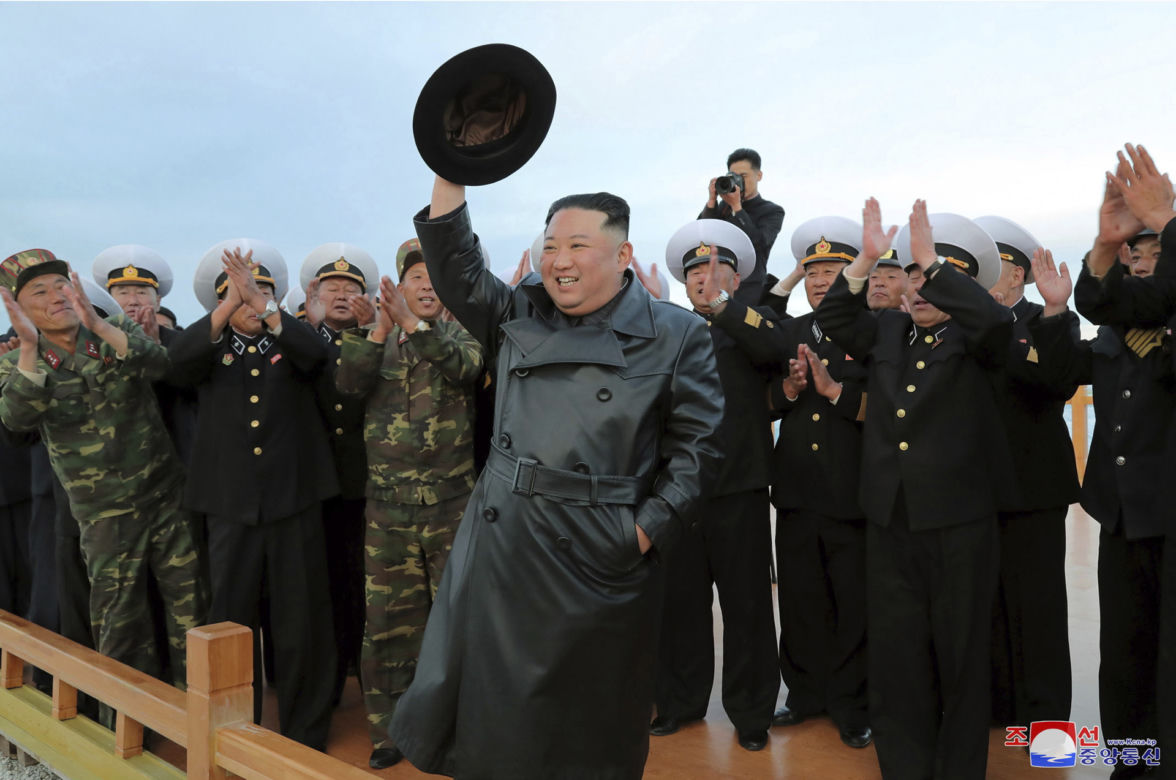  Kim Dzong Un zmienia stylówkę! Drwinom nie ma końca. "Jak influenserka na wakacjach"