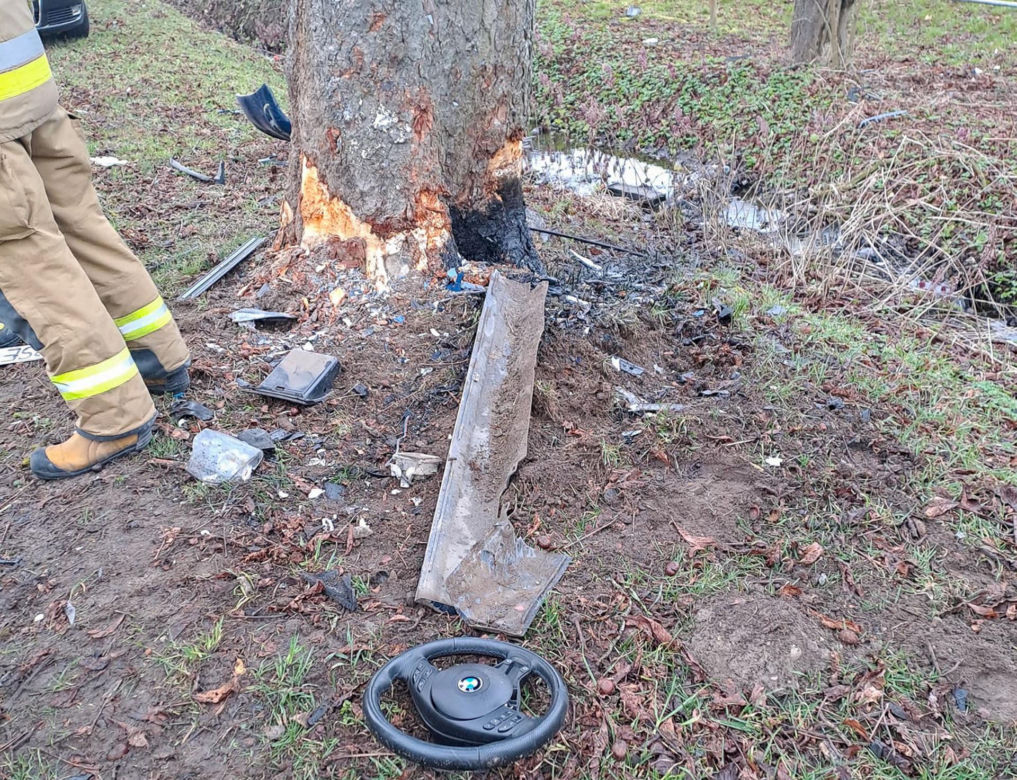 Roztrzaskali się na drzewie. Pasażer nie żyje, kierowca w szpitalu