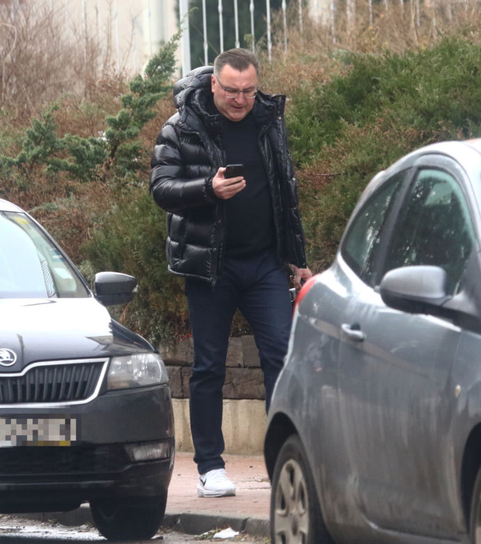 Czesław Michniewicza przegląda szalenie drogie auta. Został przyłapany w wielkiej furze, ale zakupy musi taszczyć