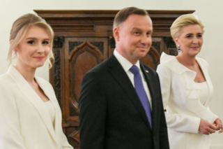 Seniorka dostała 10 tys. zł mandatu, a Kinga Duda tylko pouczenie! 