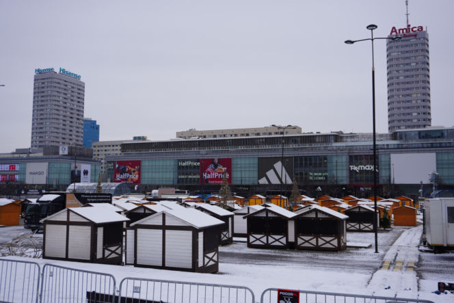 Jarmark Warszawski na placu Defilad na kilka dni przed startem imprezy