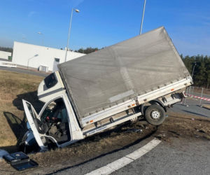 Twarde lądowanie w rowach. Pechowy koniec dwóch różnych podróży
