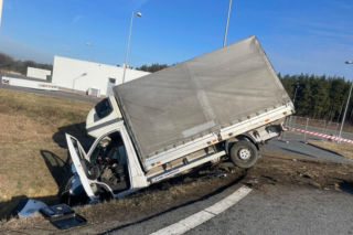 Twarde lądowanie w rowach. Pechowy koniec dwóch różnych podróży
