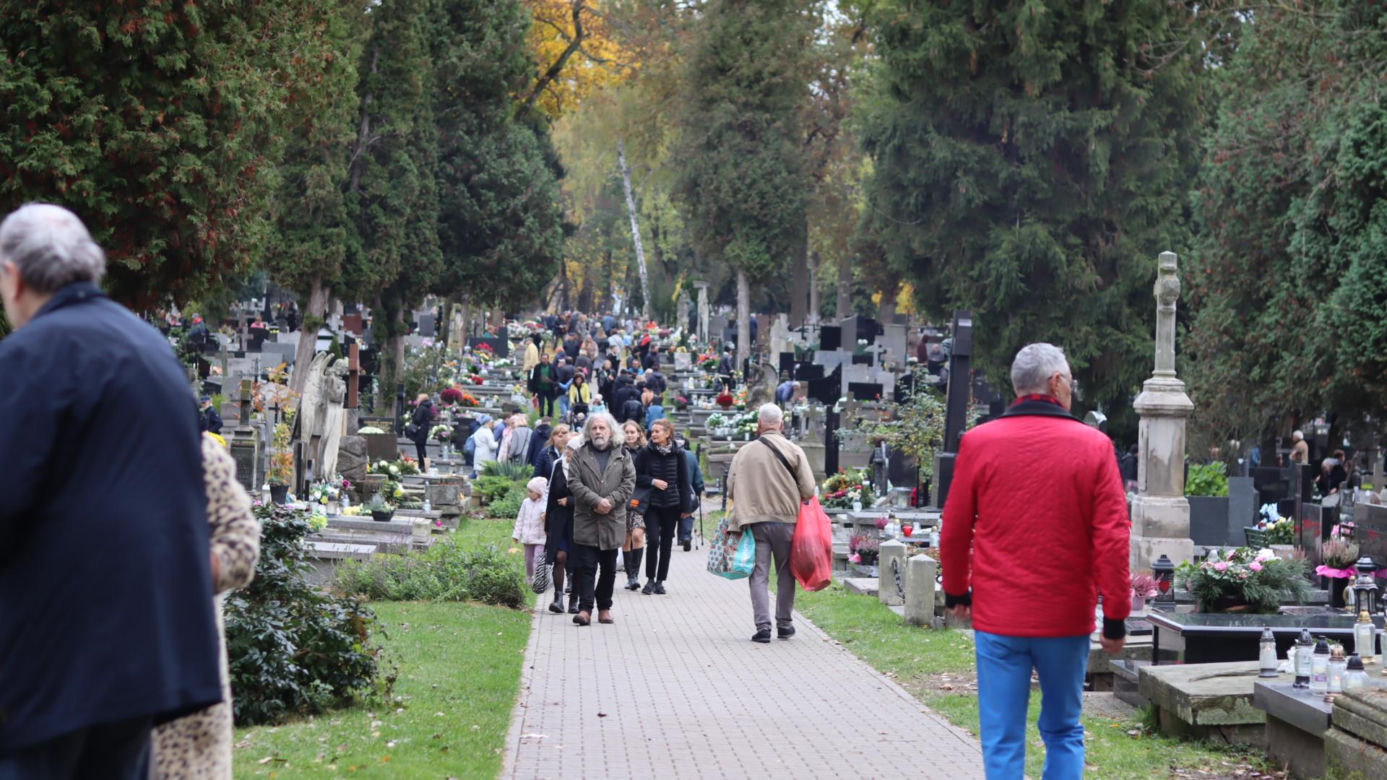 Tak mieszkańcy odwiedzają groby zmarłych. Tłumy na najstarszym cmentarzu w Lublinie