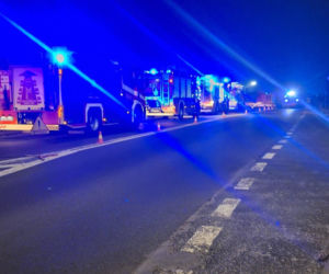Zderzenie dwóch aut, jedno dachowało. Śmiertelny wypadek w Syryni