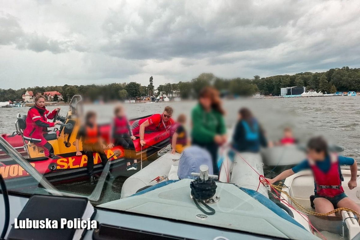 Dramat na jeziorze Sławskim: Gwałtowny wiatr przewrócił żaglówki z dziećmi!