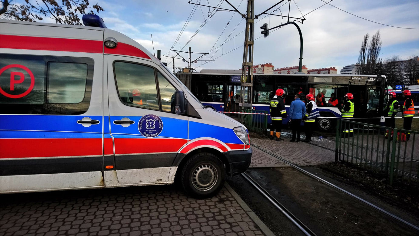 Dramatyczny wypadek w Krakowie. Tramwaj zderzył się z autobusem, są ranni