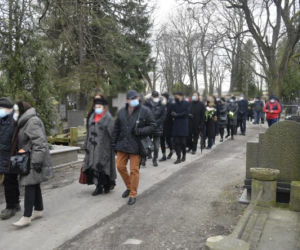 Pogrzeb Krzysztofa Kowalewskiego. Żona i córka aktora na Starych Powązkach