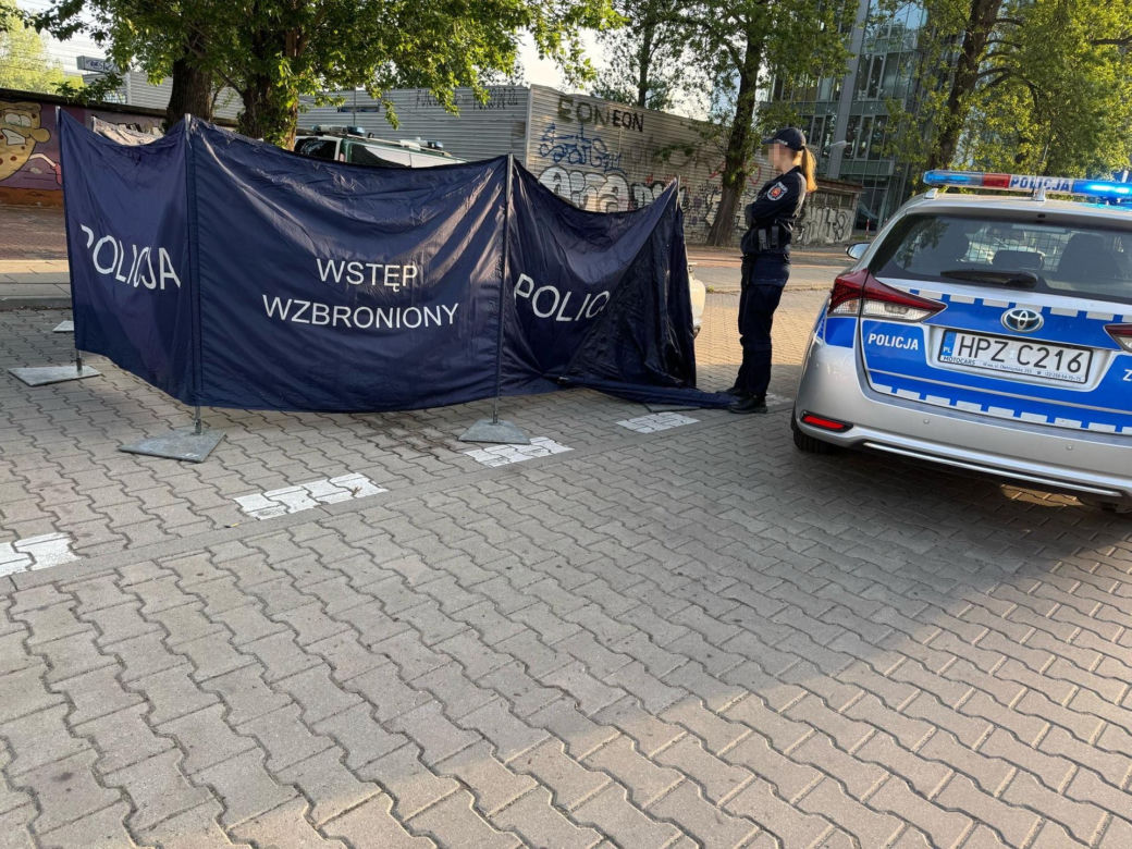  Makabra na Ochocie. Zwłoki w luksusowym białym Porsche. Na miejscu prokurator