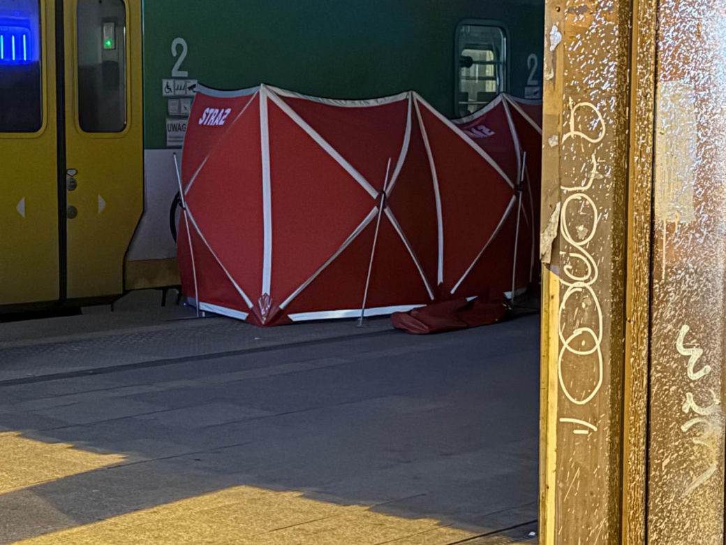 Młody mężczyzna wtargnął na tory, 21-latek nie żyje. Pociągi opóźnione nawet godzinę