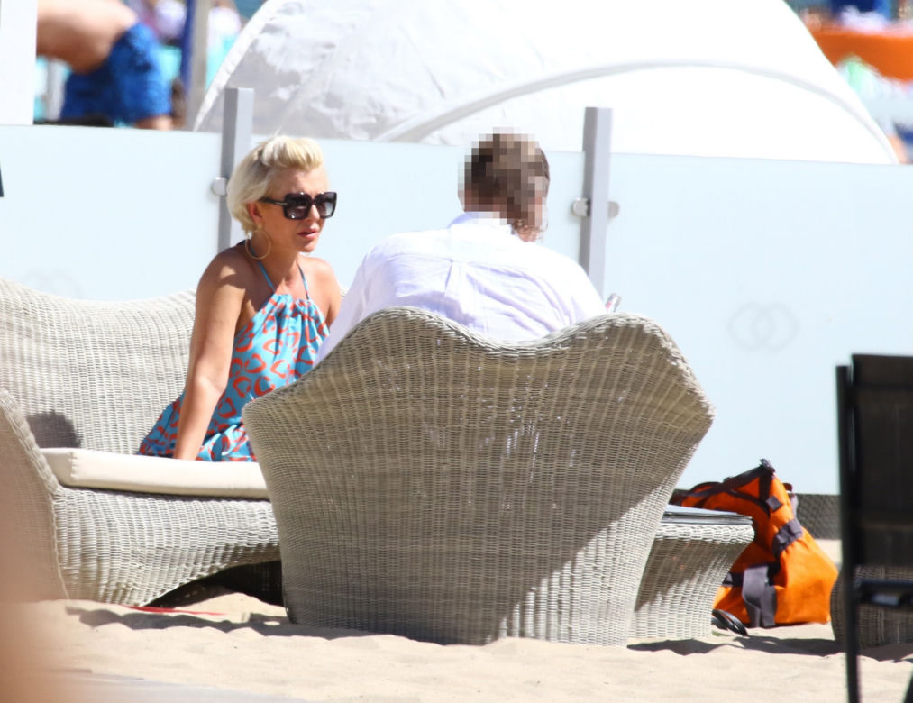 Joanna Racewicz  całuje się na plaży
