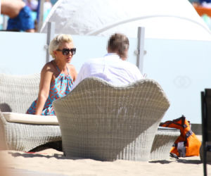Joanna Racewicz  całuje się na plaży