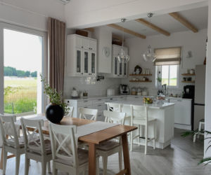 Dom w stylu modern farmhouse to marzenie miłośników natury. Jest sielsko, minimalistycznie i romantycznie!