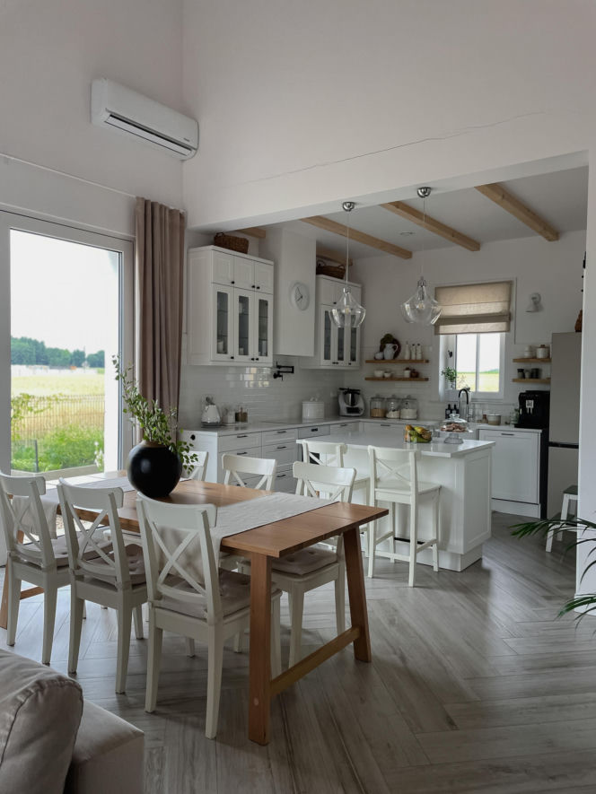 Dom w stylu modern farmhouse to marzenie miłośników natury. Jest sielsko, minimalistycznie i romantycznie!