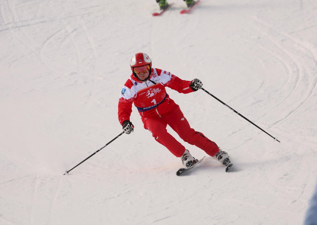 Prezydent Andrzej Duda podczas 10. edycji charytatywnych zawodów "12H Slalom Maraton Zakopane 2024" na Kasprowym Wierchu
