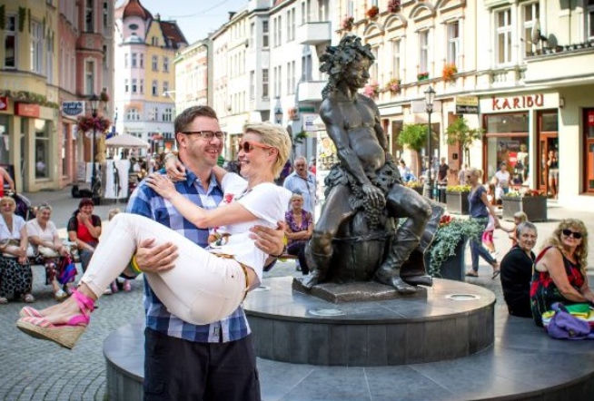 RODZINKA.pl 3, odc. 64. Natalia (Małgorzata Kożuchowska) i Ludwik (Tomasz Karolak) Boscy na wakacjach