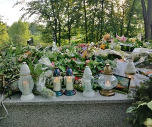 Tarnów. Ostatnie pożegnanie Karoliny Bojarskiej. Grobowiec utonął w kwiatach 